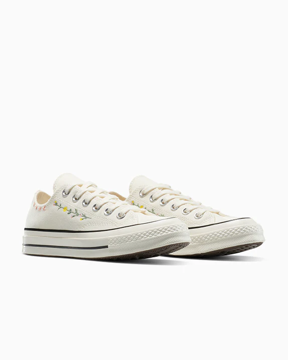 Chuck 70 Embroidered Flowers Low Top - Image 2