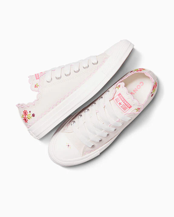 Chuck Taylor All Star Embroidered Flowers Low Top - Image 2