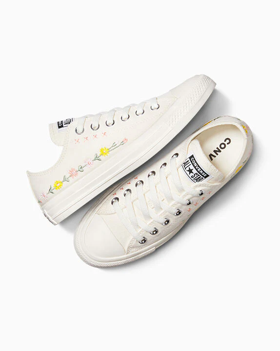 Chuck Taylor All Star Embroidered Flowers Low Top - Image 2