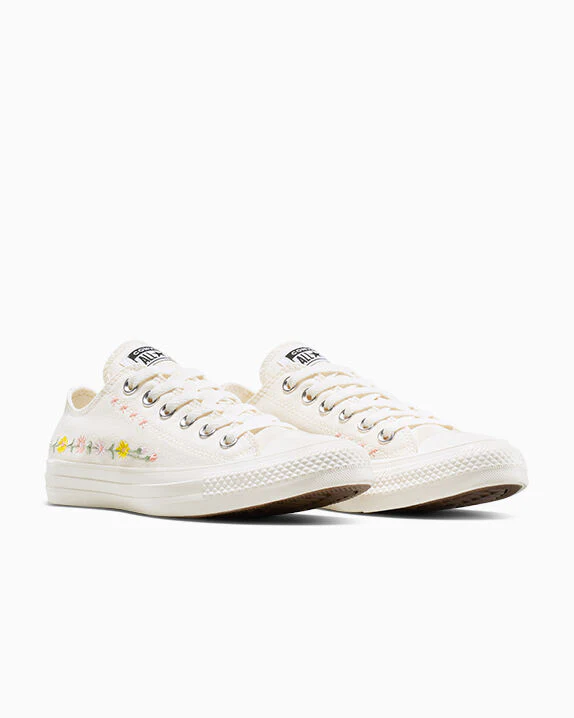Chuck Taylor All Star Embroidered Flowers Low Top - Image 3